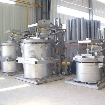 Kantelsysteem voor overbrengingsketel en gietbare bekleding voor overbrengingsketels voor gesmolten aluminium