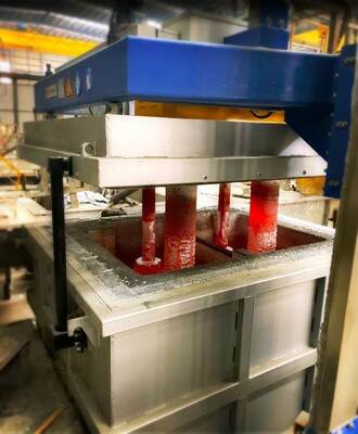 Roterende vloeistofinjector met instelbare ontgasingssnelheid en grafietrotorschacht voor de veredeling van aluminium met hoog zuiverheidszuurgas