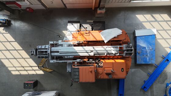 Mobiele afvalverwijderingsinstallatie met volledig elektrische aandrijflijn en hoog snelheidsovenreiniging met hydraulische telescopische balk