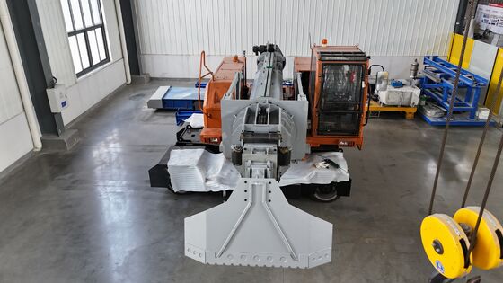 Mobiele afvalverwijderingsinstallatie met volledig elektrische aandrijflijn en hoog snelheidsovenreiniging met hydraulische telescopische balk