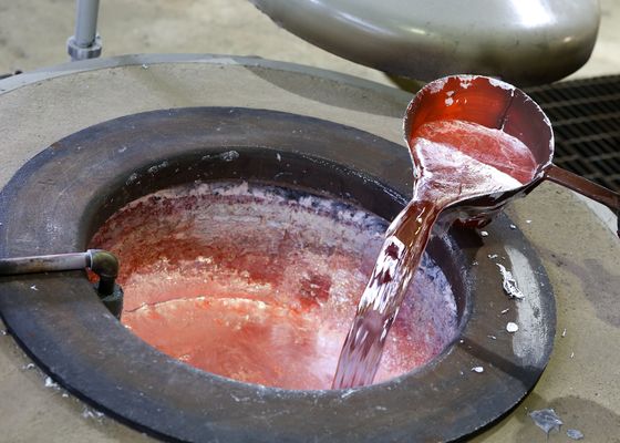 De grijze Elektrische Oven van 2000KG voor Aluminium het Smelten Holdings Volledige Verbranding